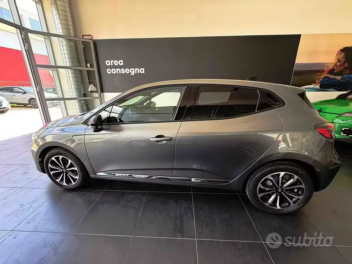 Begagnad Renault Clio V Techno 90 HK (66 kW) 2025 Grå Sedan