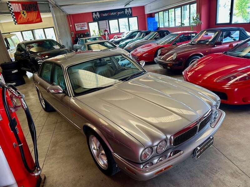 Usata Jaguar XJ8 Executive 284 CV (208 kW) 1998 Argento Berlina