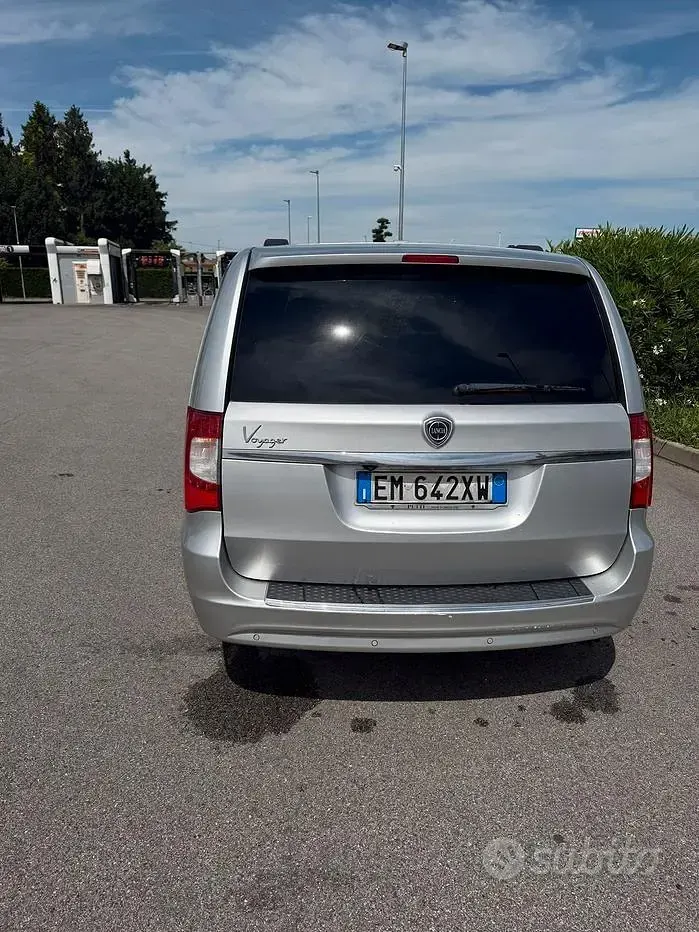 Usata Lancia Voyager Gold 163 CV (119 kW) 2012 Grigio Monovolume