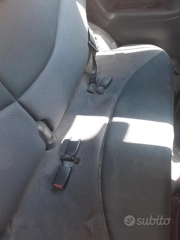 Grigio Usata 2004 Toyota Yaris Tre volumi | 1900 € (Buon prezzo) - Immagine 1/4