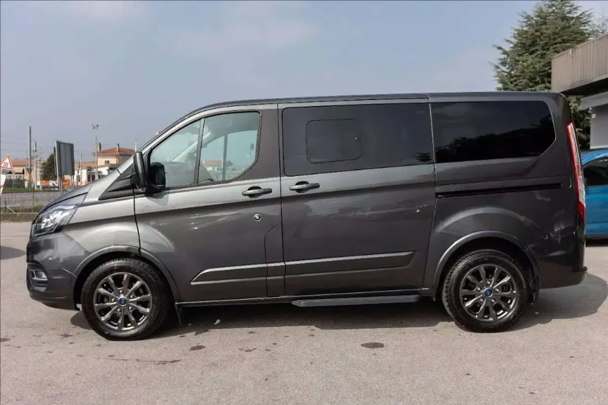 Usata Ford Tourneo Titanium 150 CV (110 kW) 2023 Grigio metallizzato