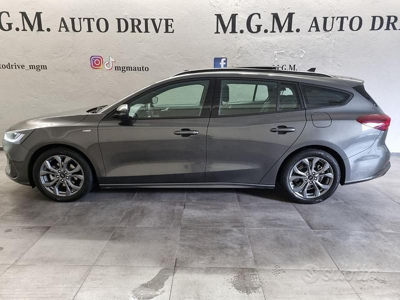 Begagnad Ford Focus ST-Line 155 HK (114 kW) 2023 Grå Kombi