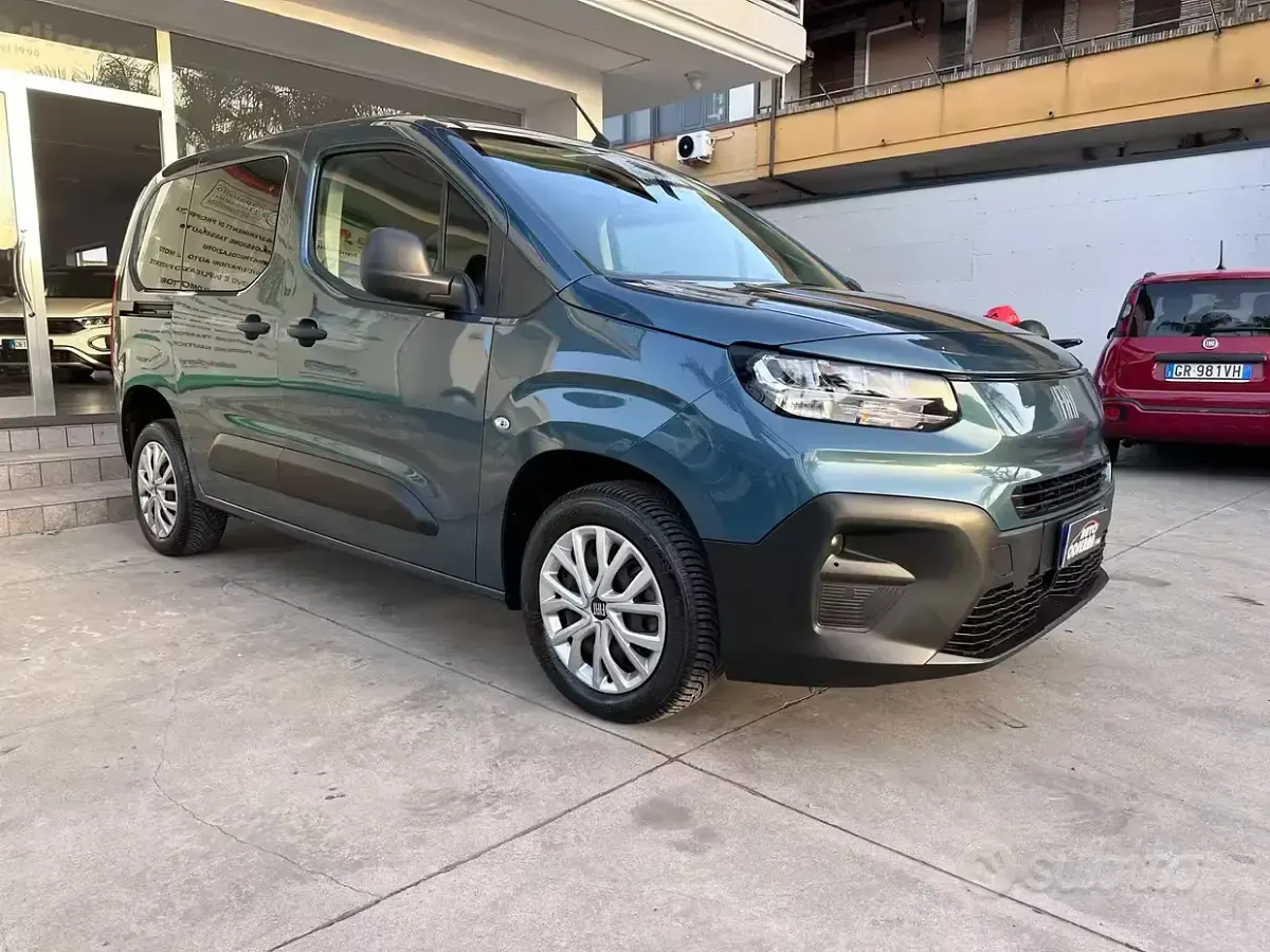 Usata Fiat Doblò 130 CV (95 kW) 2024 Blu Monovolume