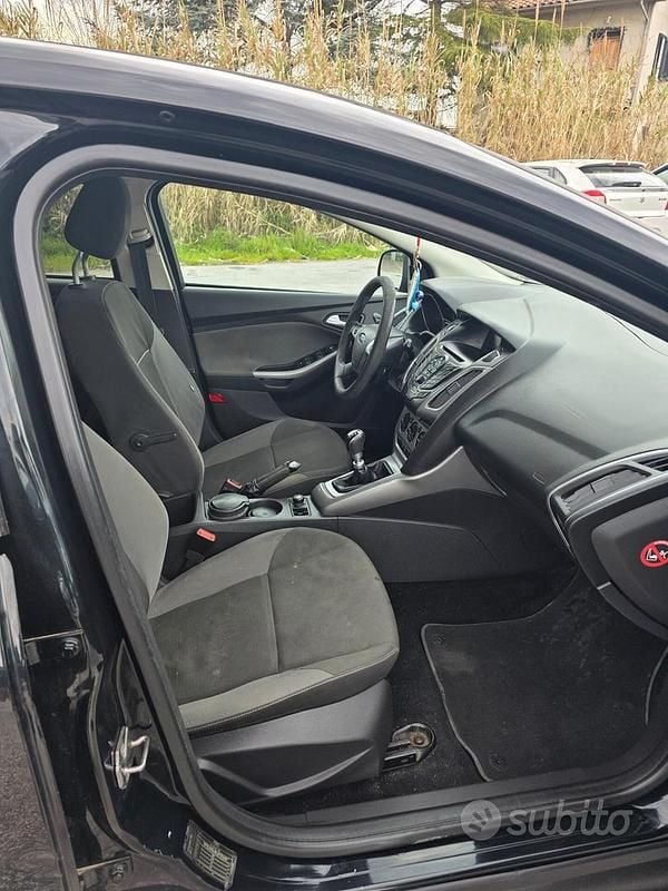 Usata Ford Focus 95 CV (69 kW) 2011 Nero Station wagon