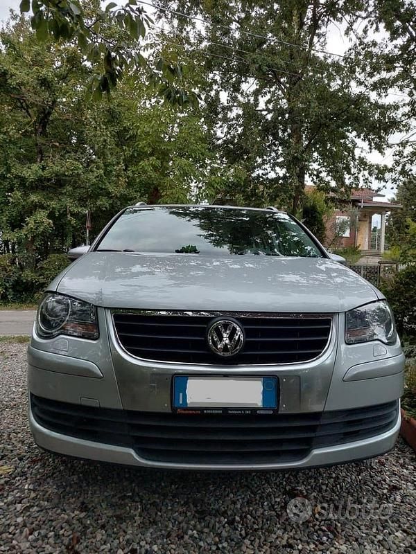 Grigio Usata 2010 VW Touran Monovolume | 6200 € (Buon prezzo) - Immagine 1/4