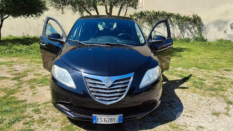 Usata Lancia Ypsilon 69 CV (50 kW) 2014 Nero Utilitaria