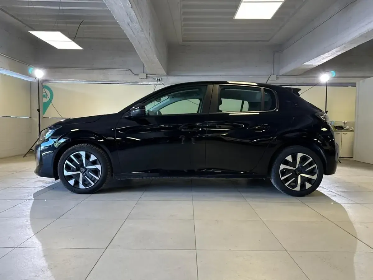 Usata Peugeot 208 Active 75 CV (55 kW) 2024 Nero Utilitaria