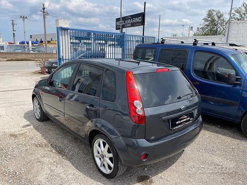 Usata Ford Fiesta Titanium 75 CV (55 kW) 2007 Grigio Berlina