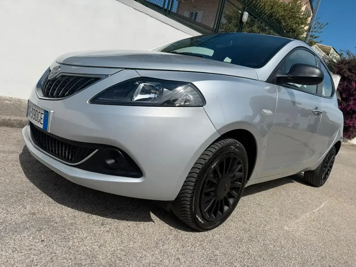 Usata Lancia Ypsilon Gold 69 CV (50 kW) 2022 Grigio Utilitaria