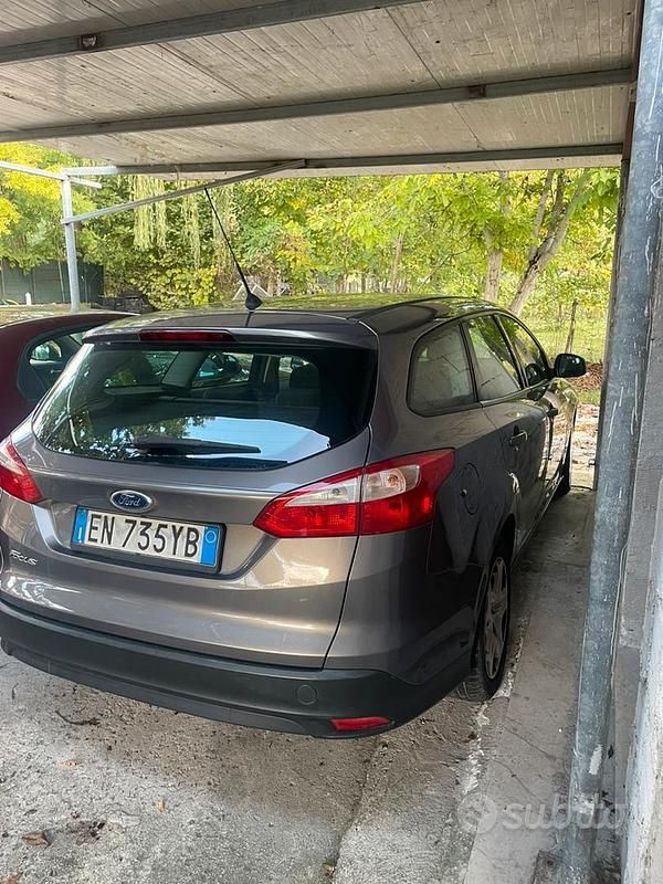 Usata Ford Focus 115 CV (84 kW) 2013 Grigio Station wagon