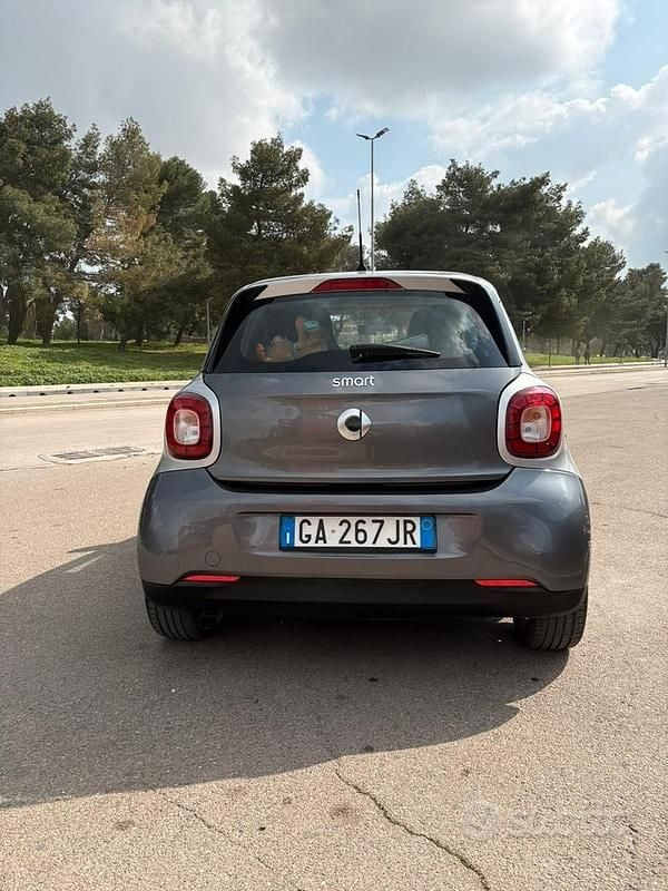 Begagnad Smart ForFour 71 HK (52 kW) 2016 Grå Halvkombi