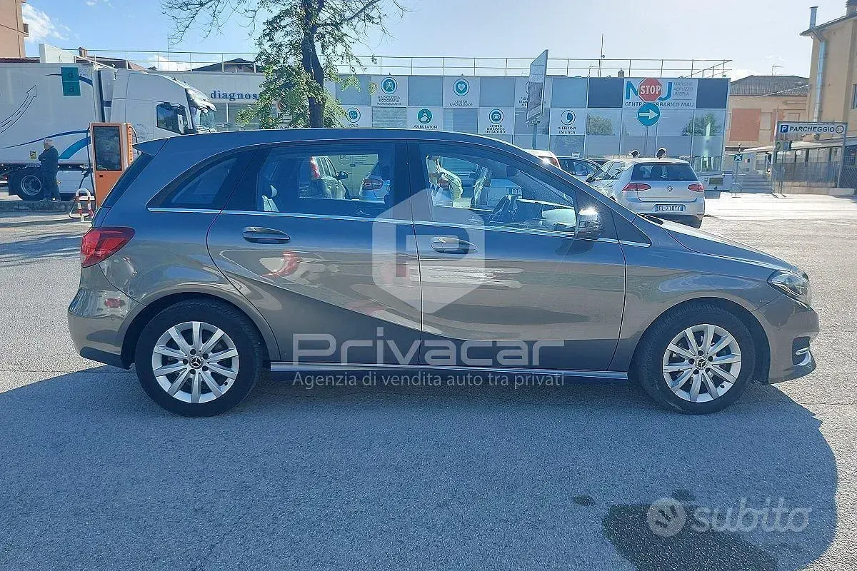Usata Mercedes B180 109 CV (80 kW) 2017 Grigio Utilitaria