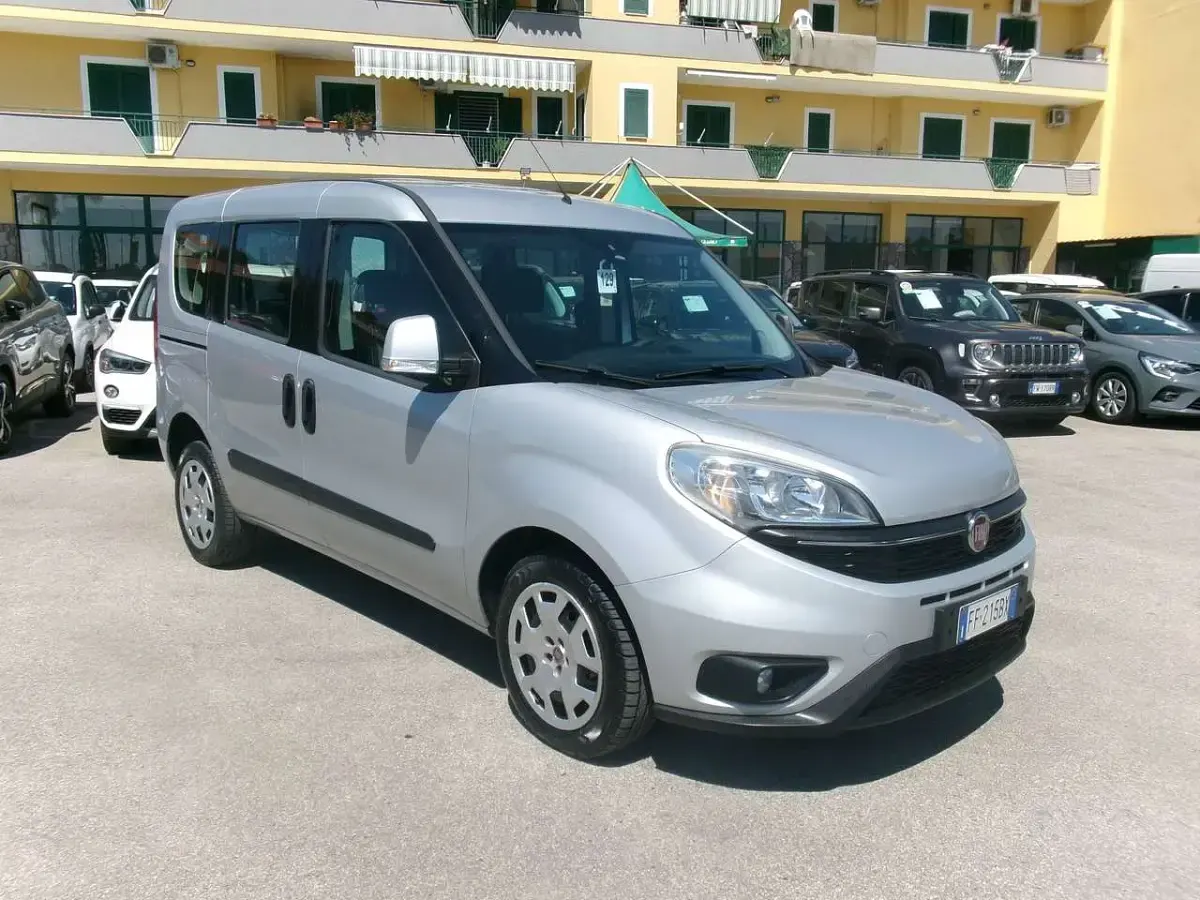 Usata Fiat Doblò Lounge 95 CV (69 kW) 2016 Argento Monovolume