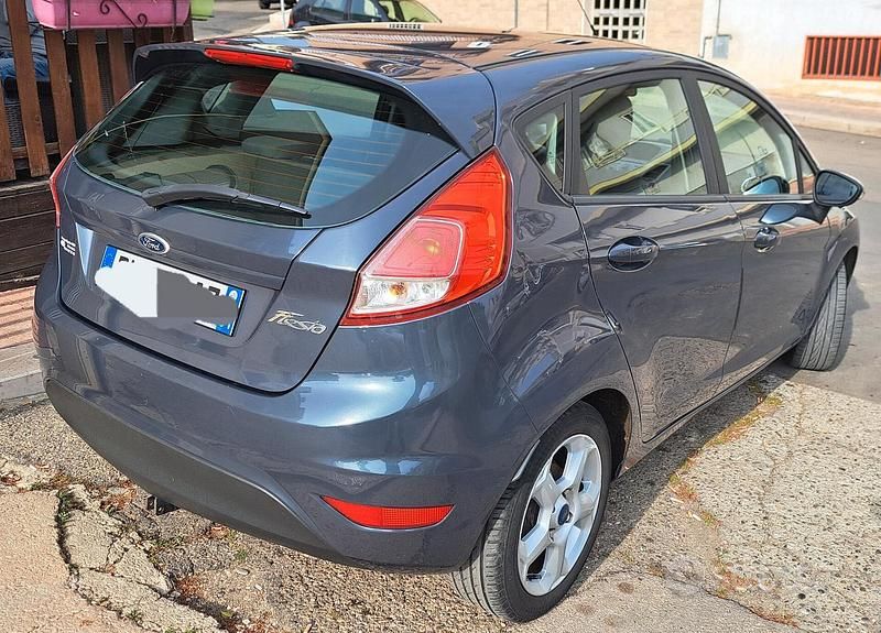 Usata Ford Fiesta 75 CV (55 kW) 2014 Grigio Utilitaria