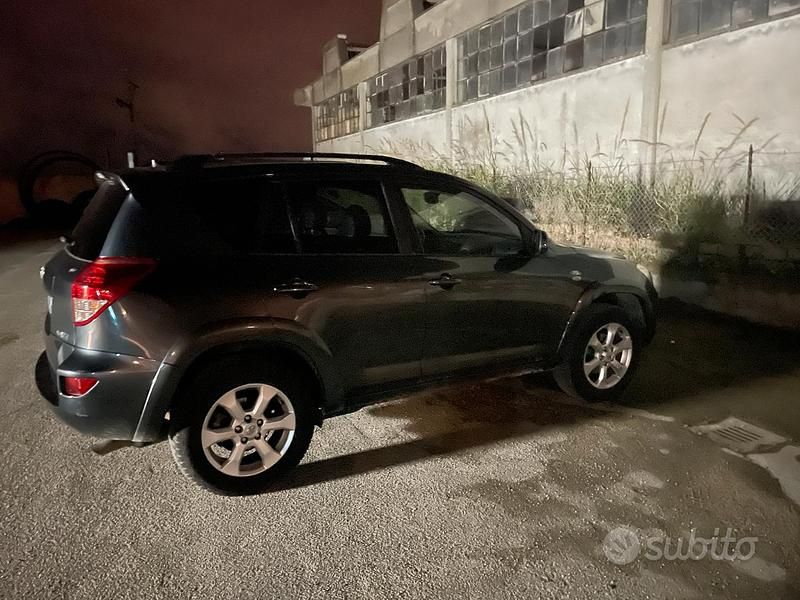 Usata Toyota RAV4 170 CV (125 kW) 2005 Grigio Station wagon