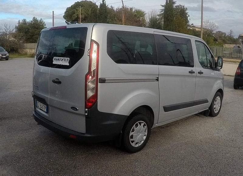Usata Ford Tourneo 125 CV (91 kW) 2015 Argento Monovolume