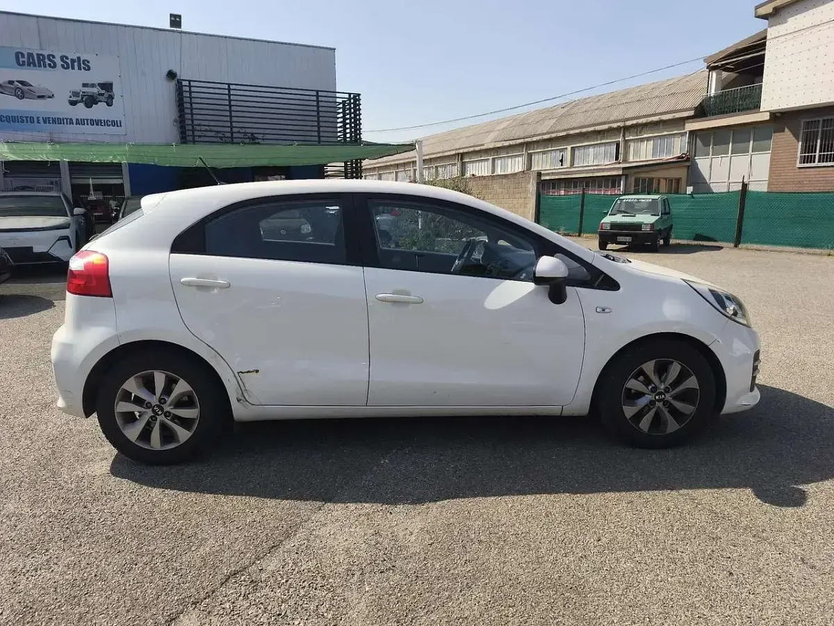 Usata Kia Rio 86 CV (63 kW) 2015 Bianco Berlina