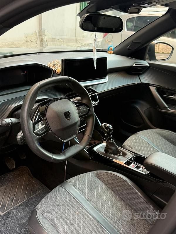 Usata Peugeot 2008 100 CV (73 kW) 2024 Grigio SUV