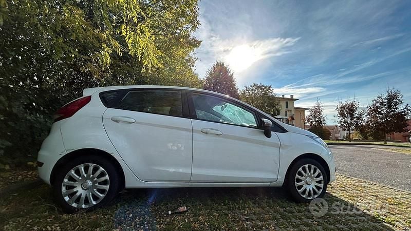 Usata Ford Fiesta 82 CV (60 kW) 2010 Bianco Berlina