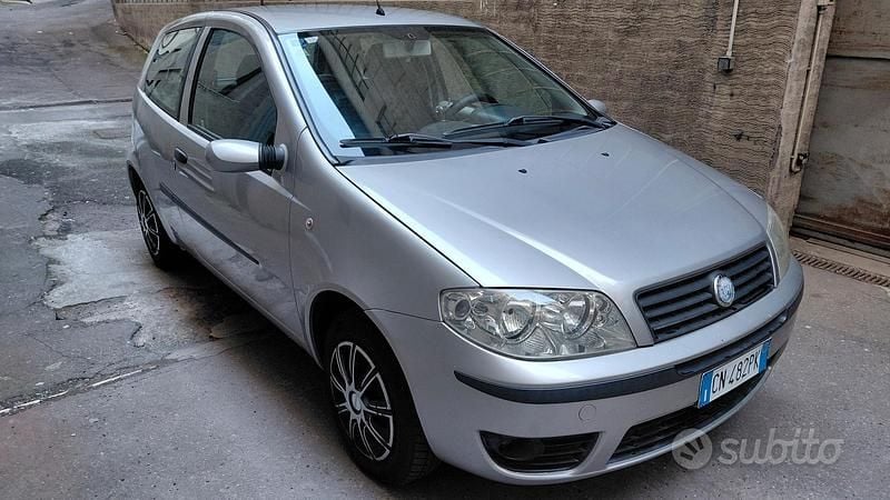 Usata Fiat Punto Dynamic 60 CV (44 kW) 2004 Grigio Utilitaria