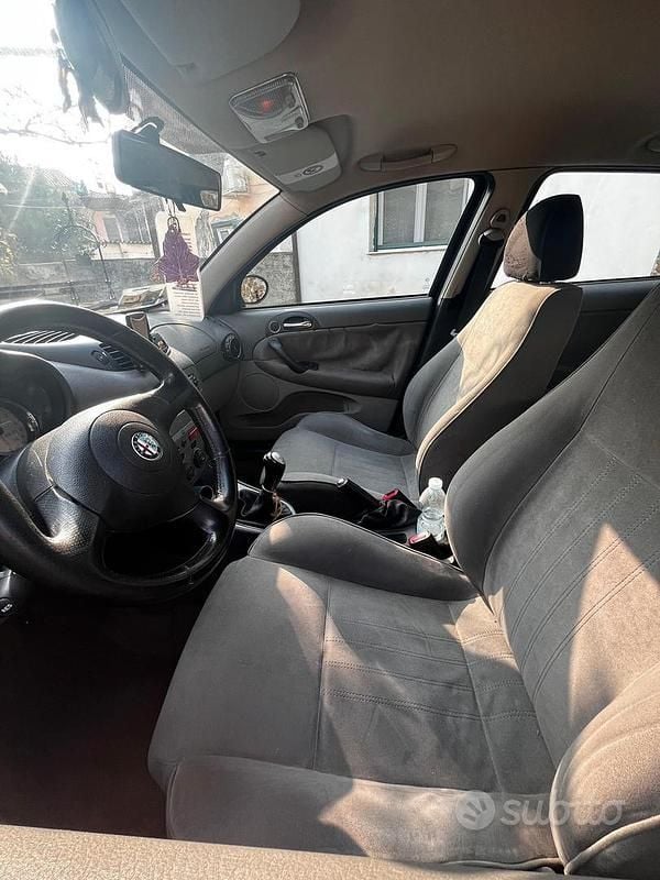 Usata Alfa Romeo 147 105 CV (77 kW) 2005 Blu Utilitaria