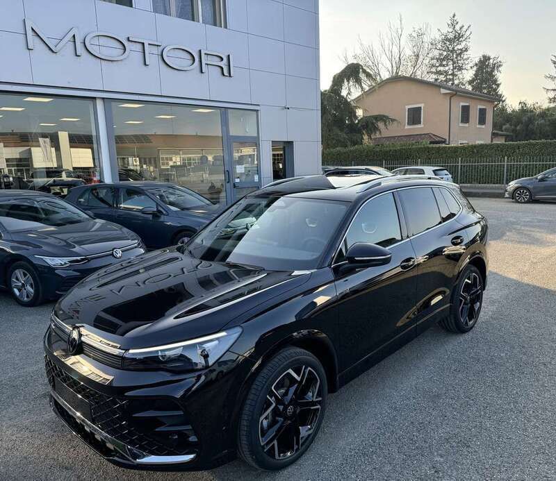 Usata VW Tiguan R-line 150 CV (110 kW) 2024 Grigio urano SUV