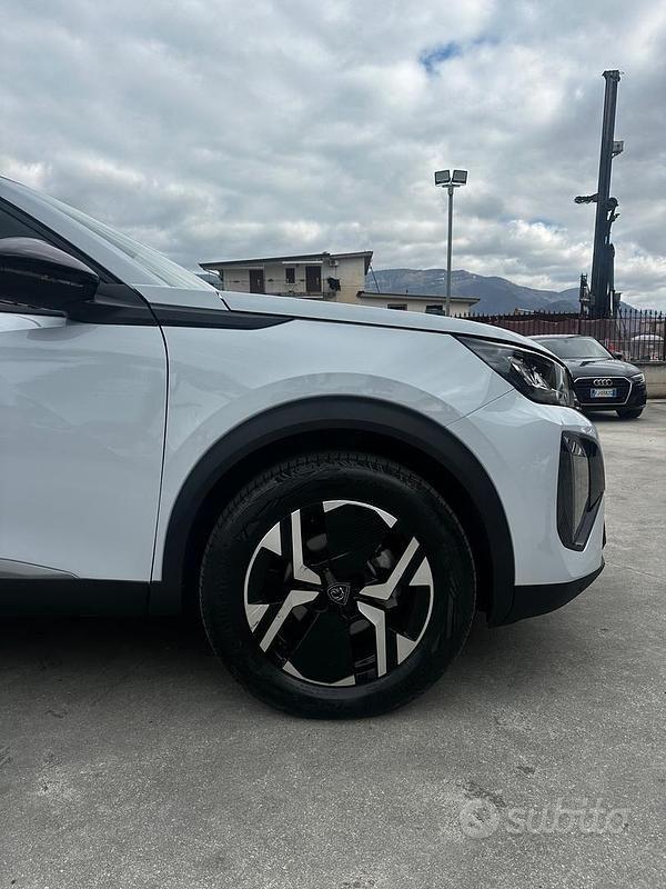 Usata Peugeot 2008 Allure 100 CV (73 kW) 2023 Bianco SUV
