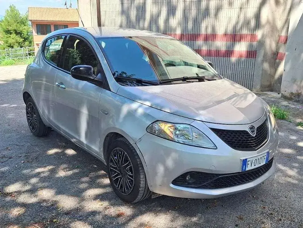 Usata Lancia Ypsilon Silver 69 CV (50 kW) 2021 Argento Utilitaria