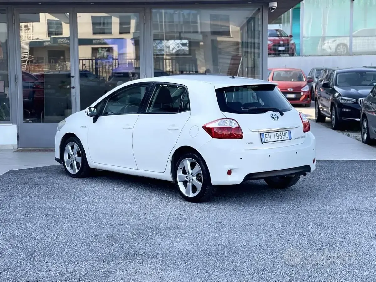 Usata Toyota Auris Hybrid 99 CV (72 kW) 2012 Bianco Berlina