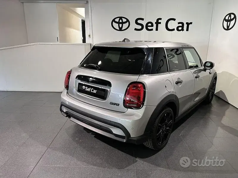 Usado Mini Cooper Resolute Edition 136 HP (100 kW) 2024 Cinzento Citadino