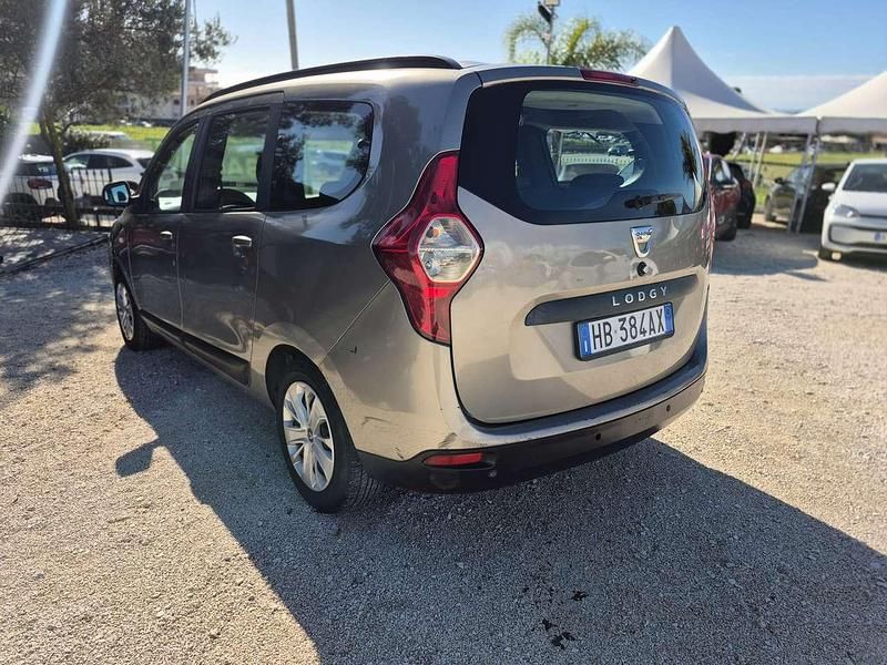 Usata Dacia Lodgy Lauréate 107 CV (78 kW) 2013 Argento Monovolume