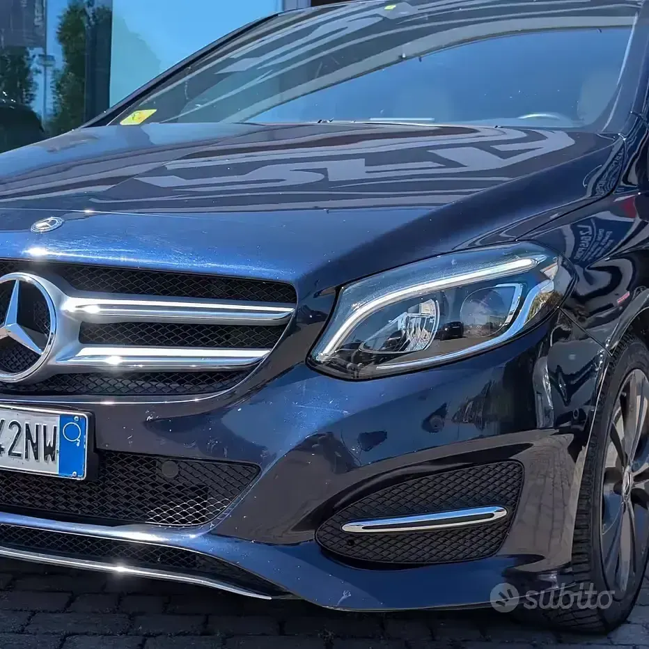 Usata Mercedes B180 Premium 122 CV (89 kW) 2018 Blu Utilitaria