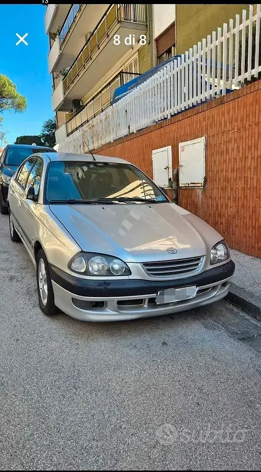 Usata Toyota Avensis 128 CV (94 kW) 1998 Grigio Berlina