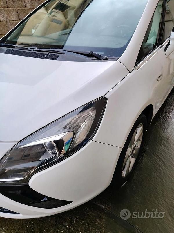 Usata Opel Zafira Tourer 110 CV (80 kW) 2012 Bianco Monovolume