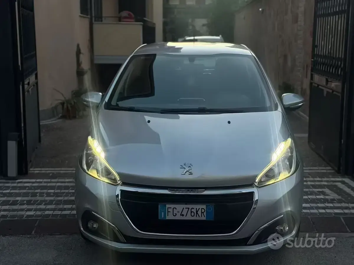 Usata Peugeot 208 Allure 82 CV (60 kW) 2017 Grigio Utilitaria
