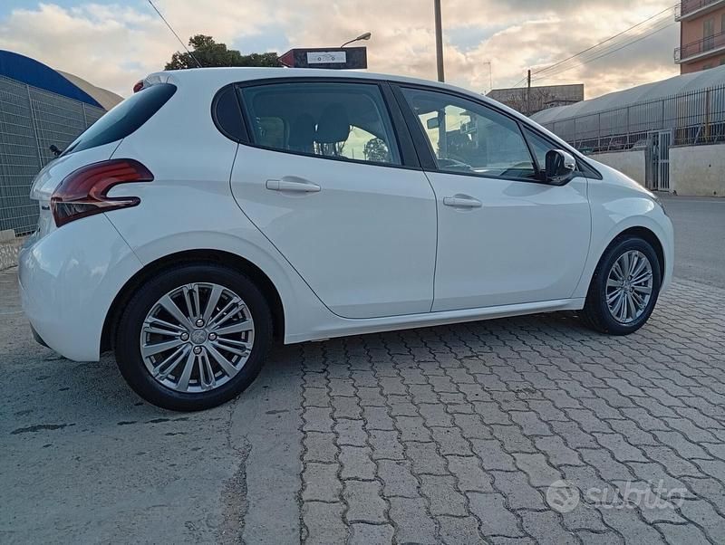 Usata Peugeot 208 Active 110 CV (80 kW) 2016 Bianco Utilitaria