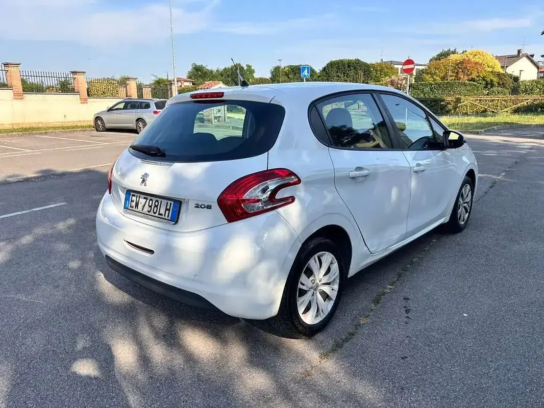 Usata Peugeot 208 Active 68 CV (50 kW) 2014 Bianco Utilitaria