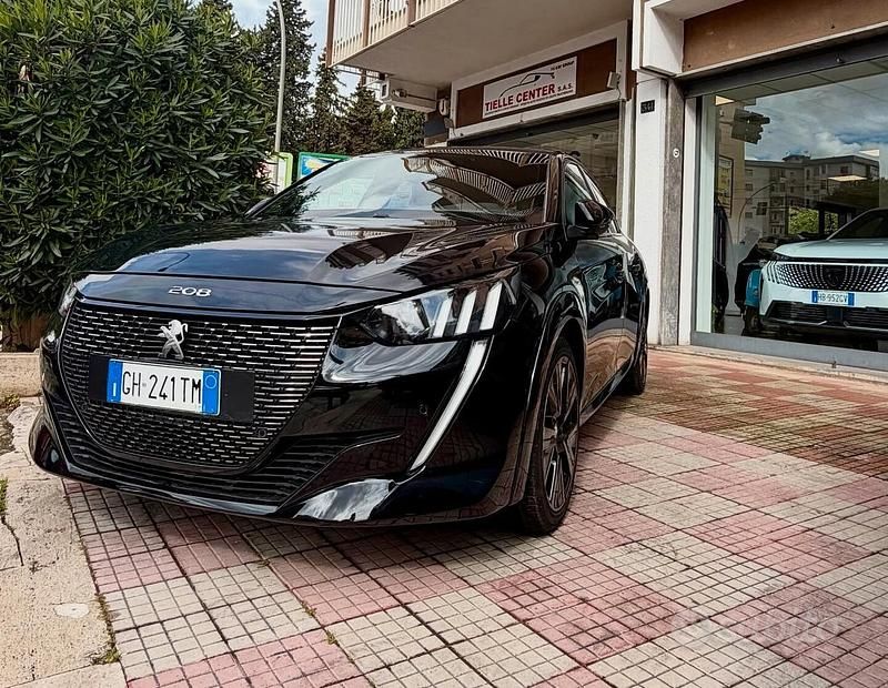Usata Peugeot 208 GT 131 CV (96 kW) 2023 Nero Utilitaria