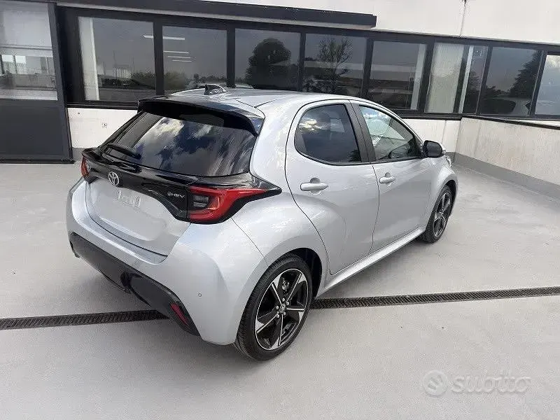 Nuova Toyota Yaris Hybrid Lounge 2025 Grigio Berlina