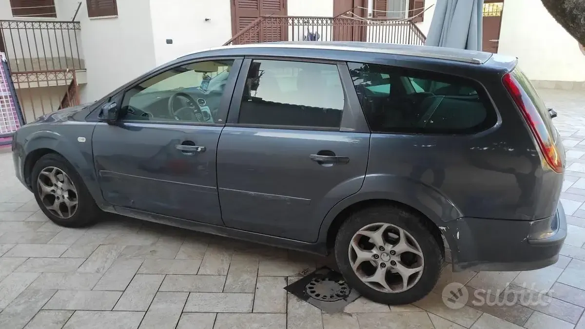 Usata Ford Focus 90 CV (66 kW) 2007 Grigio Station wagon