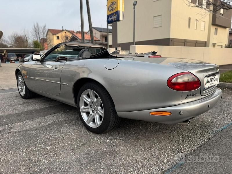 Begagnad Jaguar XK8 284 HK (208 kW) 1998 Grå Cab