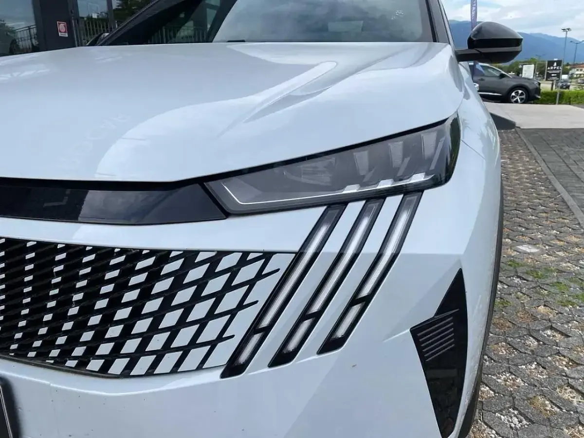 Usata Peugeot e-3008 GT 169 kW (231 CV) 2024 Bianco SUV
