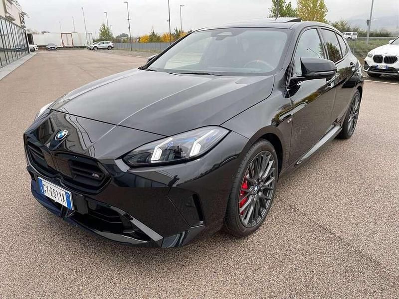 Black sapphire metallizzato Usata 2025 BMW 135 M Sport Due volumi | 52.000 € (Buon prezzo) - Immagine 1/4