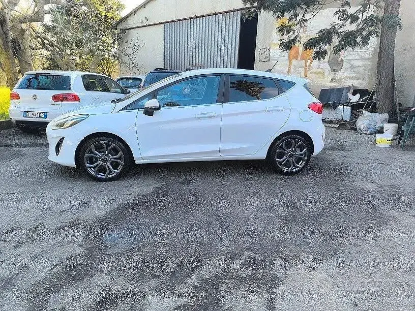 Usata Ford Fiesta Titanium 86 CV (63 kW) 2020 Bianco Utilitaria