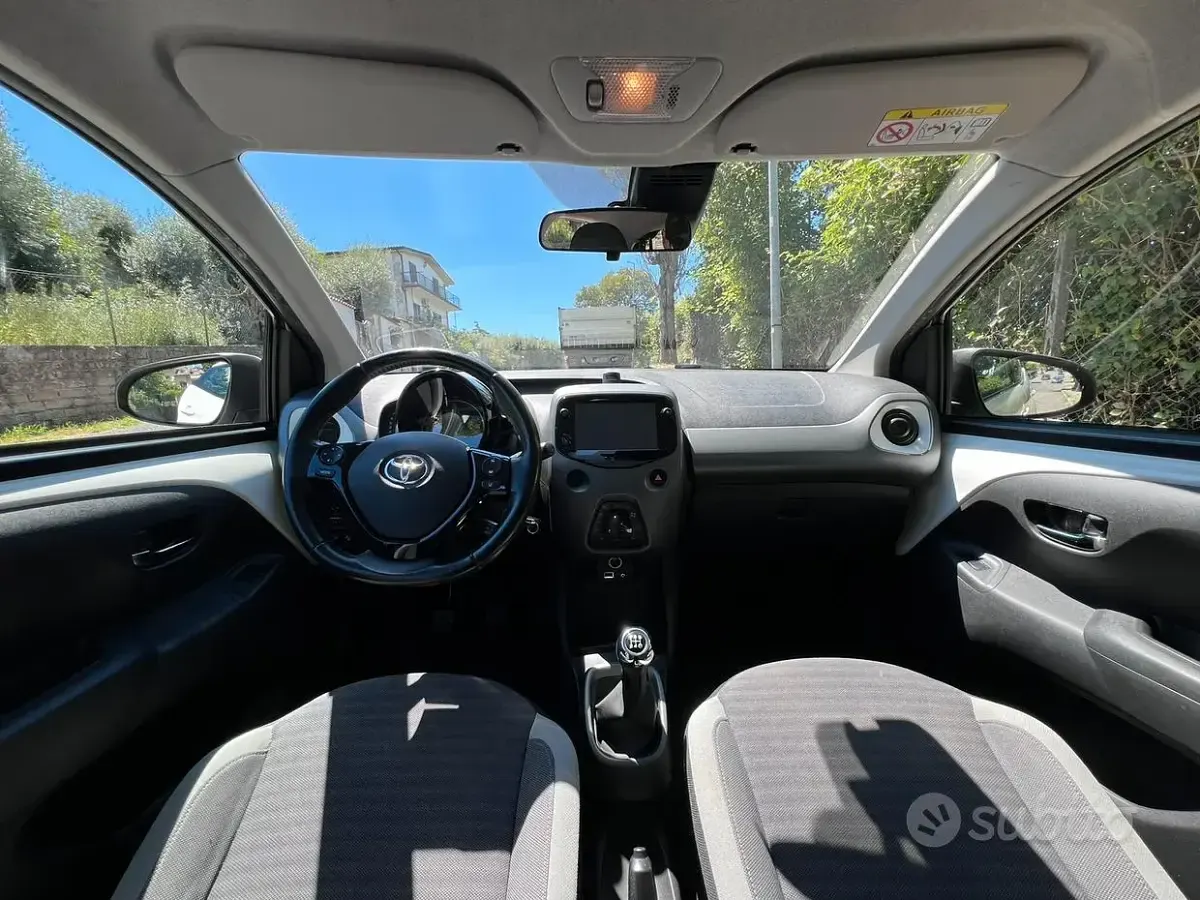 Second-hand Toyota Aygo Cool 72 CP (52 kW) 2018 Alb Hatchback