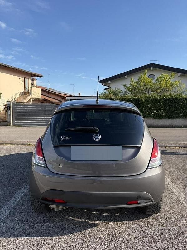 Usata Lancia Ypsilon Gold 69 CV (50 kW) 2013 Grigio Utilitaria