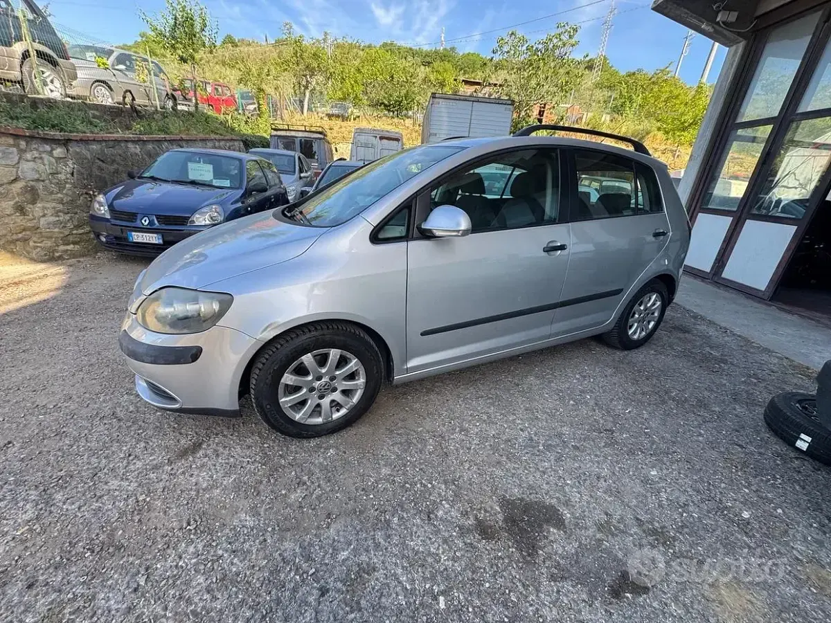 Usata VW Golf VI Comfortline 102 CV (75 kW) 2008 Arancione Utilitaria