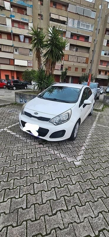 Usata Kia Rio 75 CV (55 kW) 2011 Bianco Berlina