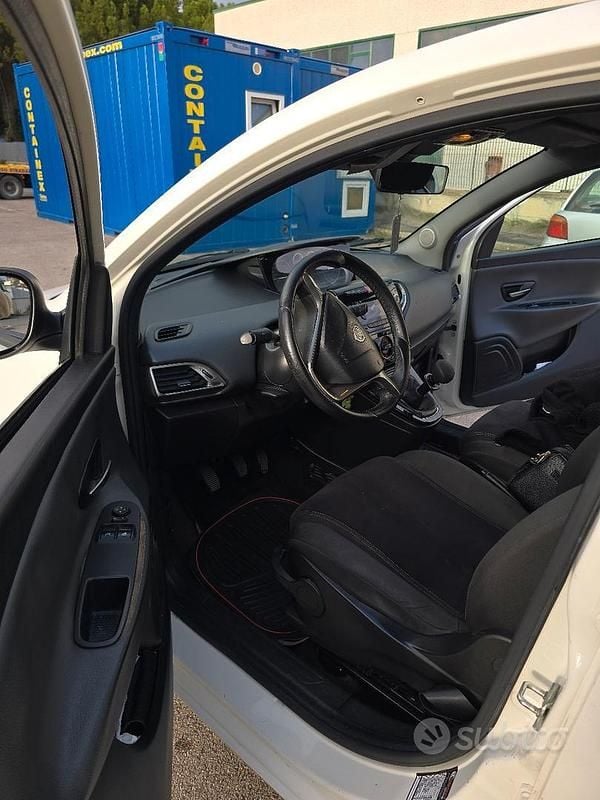 Usata Lancia Ypsilon 60 CV (44 kW) 2014 Bianco Utilitaria