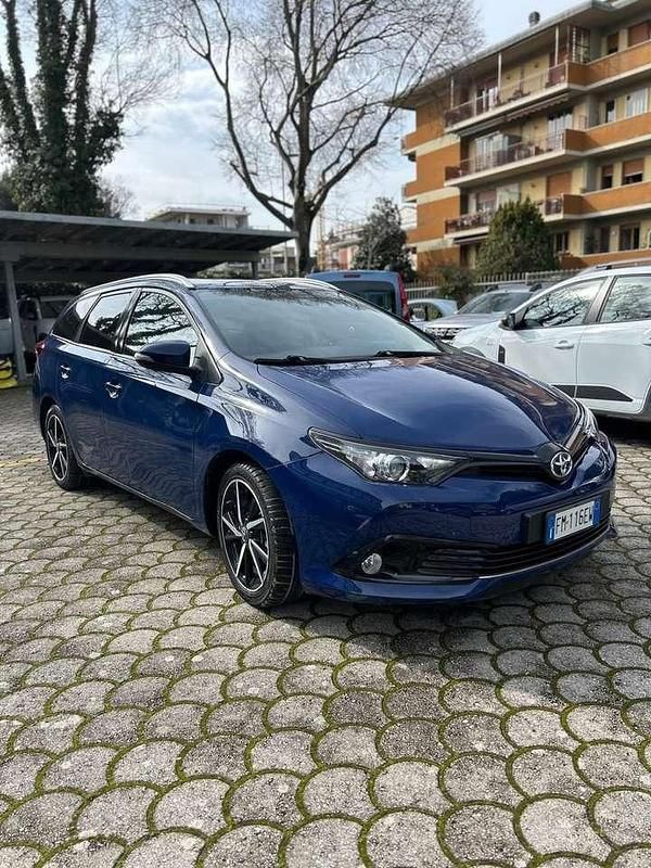 Usata Toyota Auris Hybrid Active 136 CV (100 kW) 2018 Blu/azzurro Utilitaria